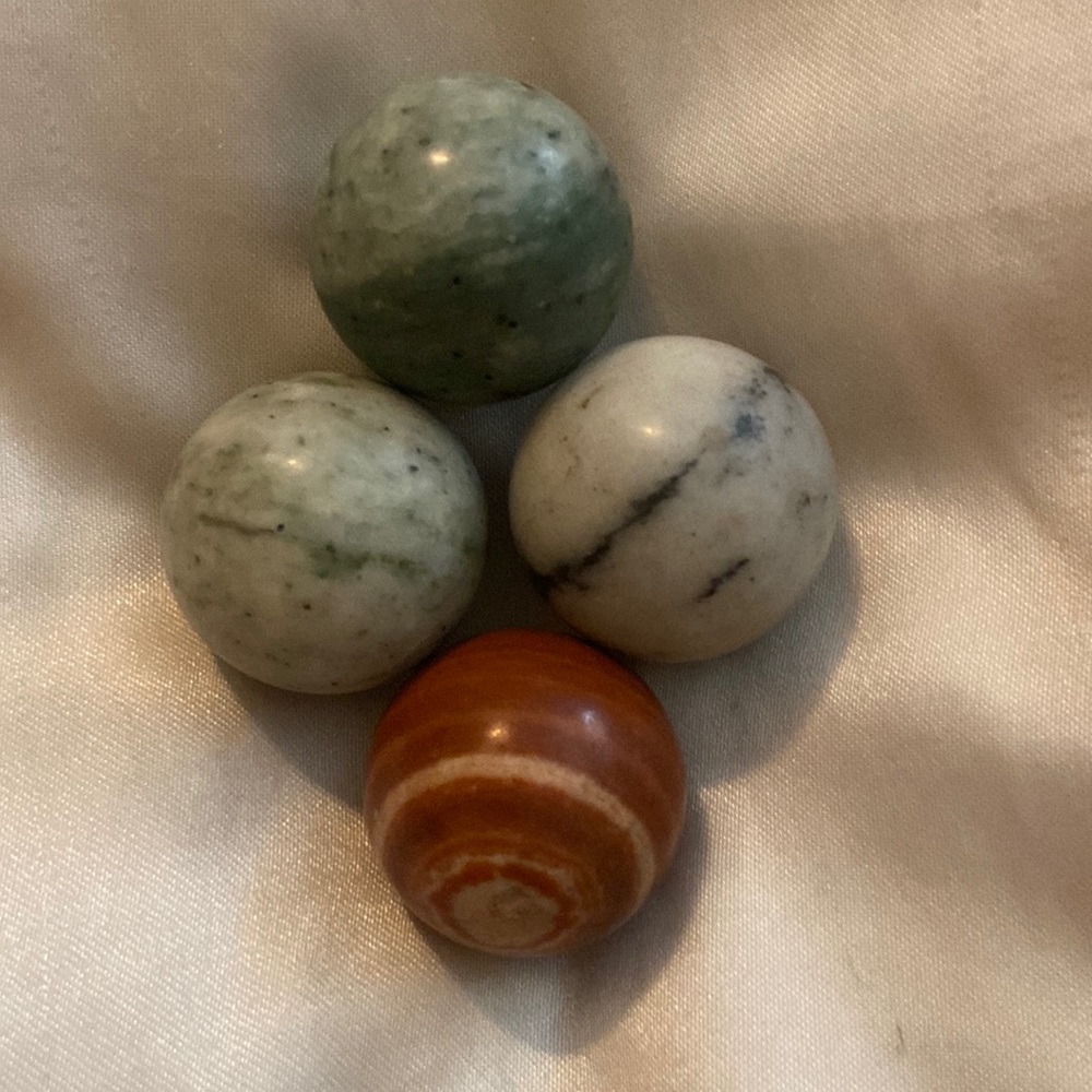 Set of four agate and mixed spheres